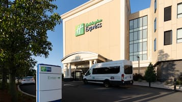 Un bâtiment de l’hôtel Holiday Inn Express avec un fourgon blanc garé devant.