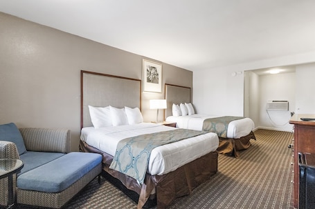 Escritorio, espacio para trabajar con laptop y cortinas blackout . Heritage Inn Express Hayward