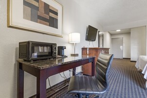 Escritorio, espacio para trabajar con laptop y cortinas blackout 