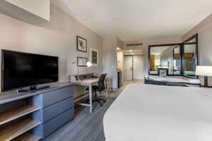 Phòng Suite, 1 giường cỡ king, không hút thuốc, ban công | 1 phòng ngủ, bộ đồ giường kháng dị ứng, két bảo mật tại phòng, bàn 