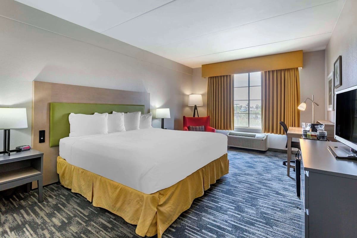 Hypo-allergenic bedding available, in-room safe, desk, blackout drapes