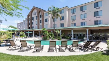Outdoor pool, pool loungers