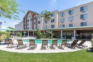 Outdoor pool, pool loungers - Country Inn & Suites by Radisson, Mesa, AZ (Mesa)