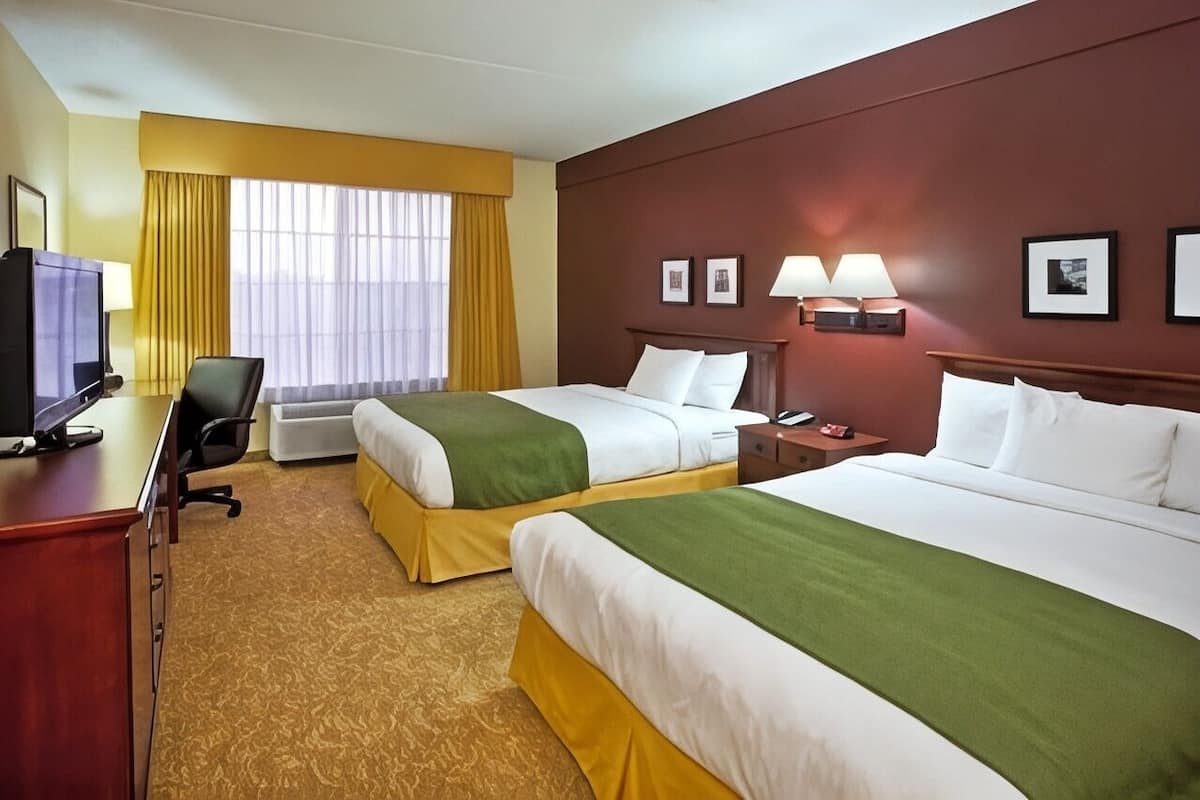 Hypo-allergenic bedding available, in-room safe, desk, blackout drapes