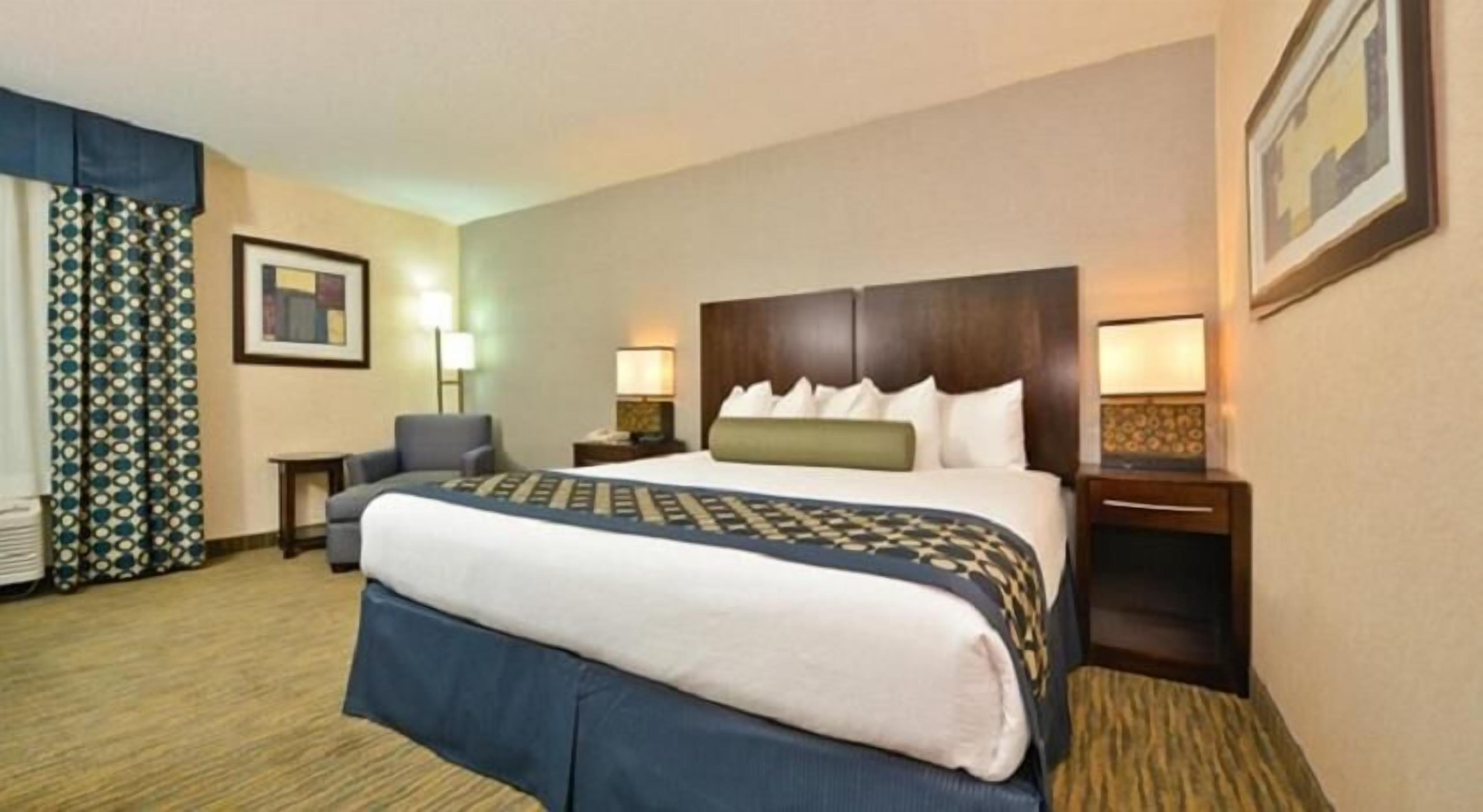 Allergitestet sengetøy, senger med overmadrass og skrivebord