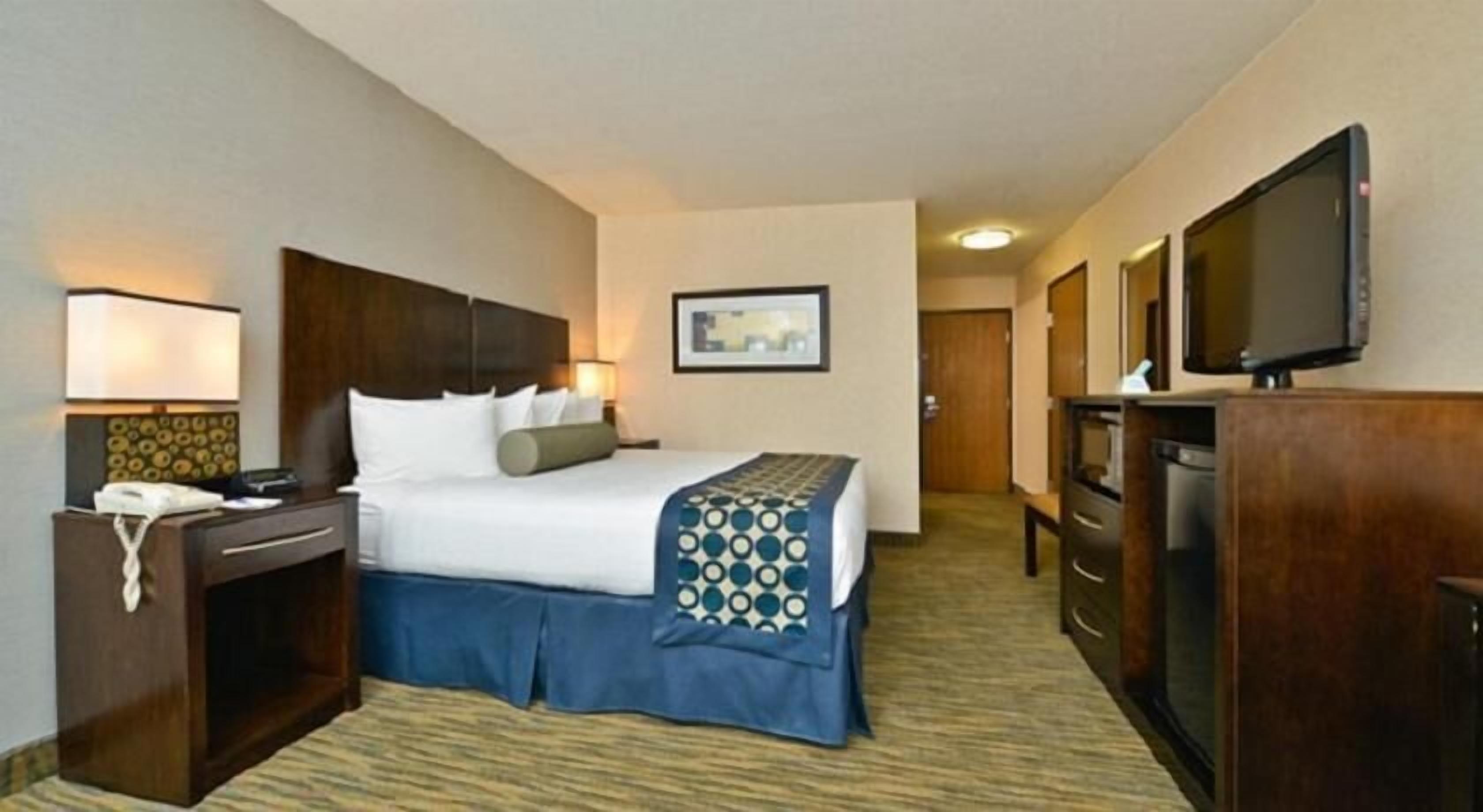 Allergitestet sengetøy, senger med overmadrass og skrivebord