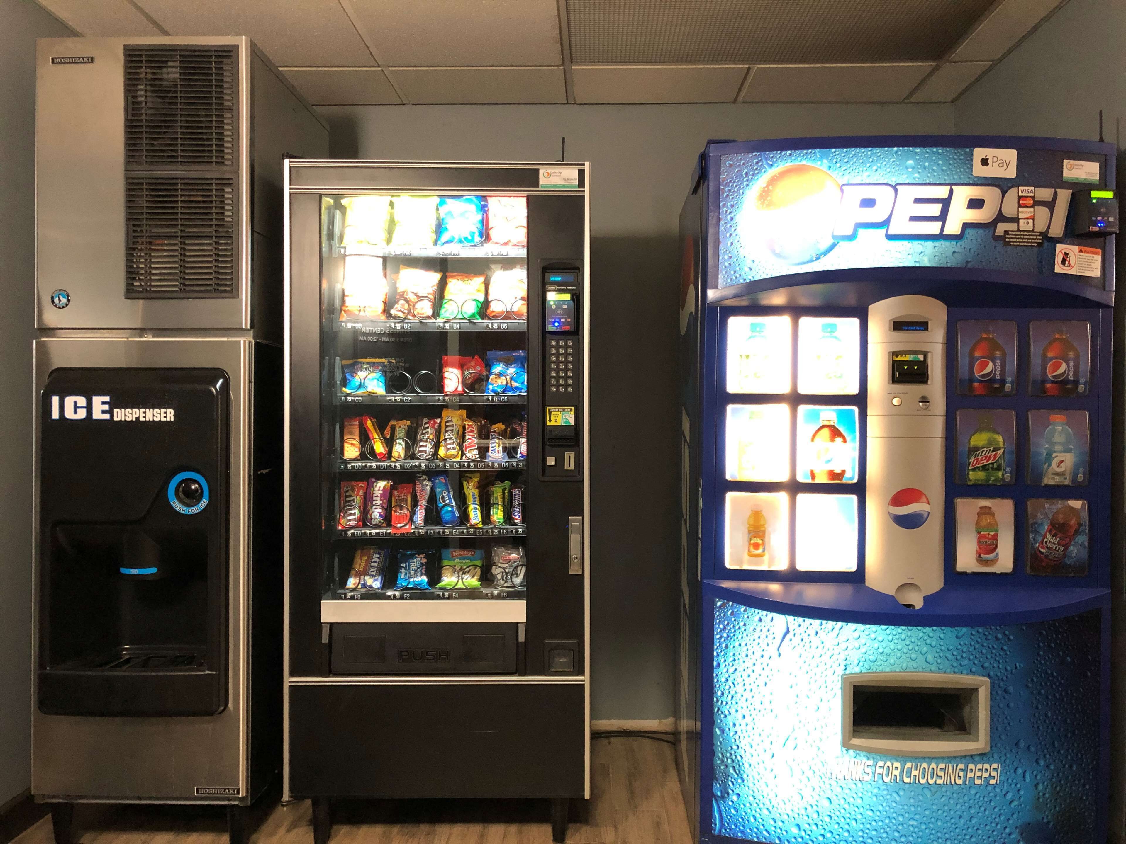En försäljningsautomat med en Pepsi-logotyp och en knapp för att få ut varorna.