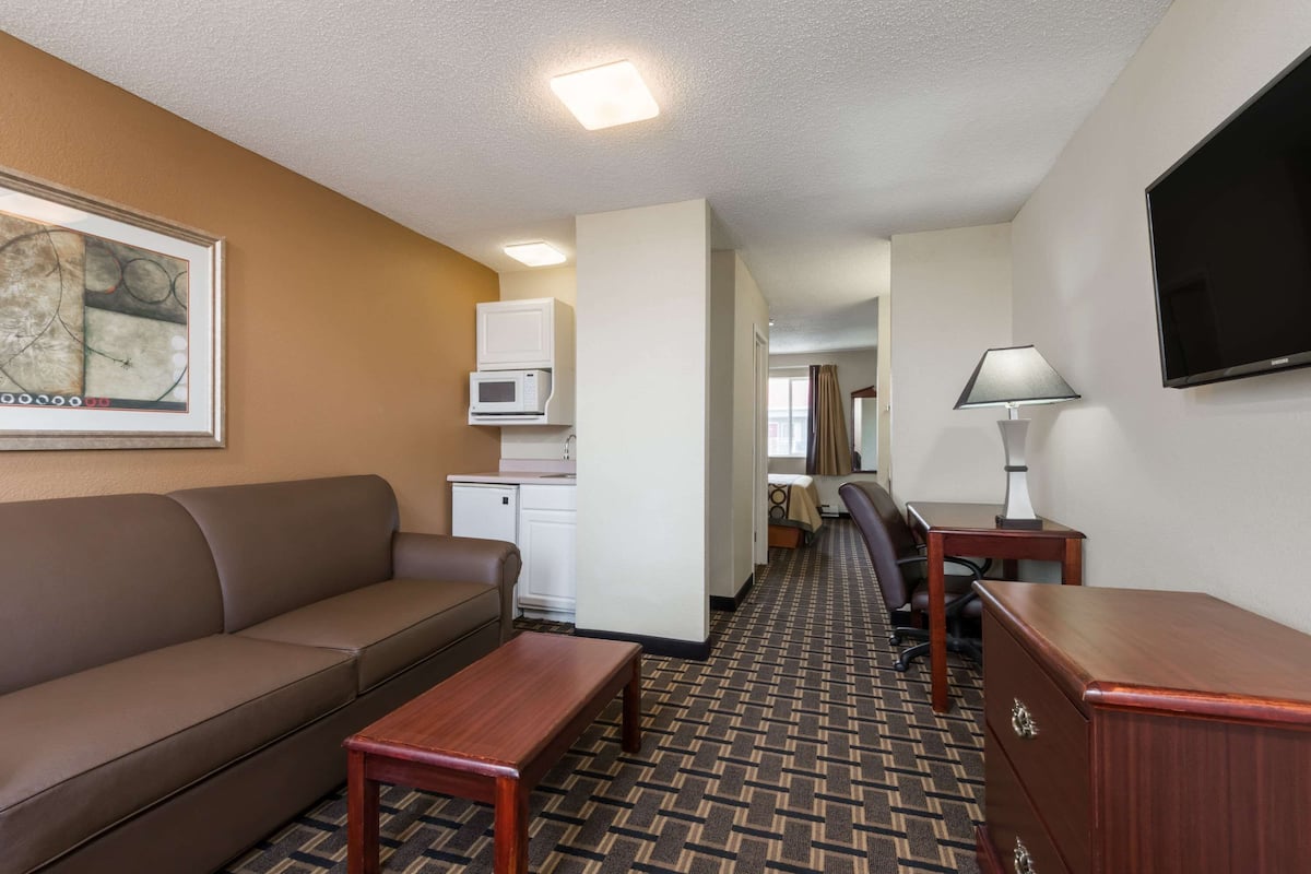 Suite, 1 cama King size, para no fumadores (1 Bedroom) | Escritorio, espacio para trabajar con laptop y cortinas blackout