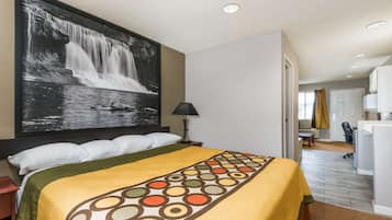 Suite, 1 kingsize bed, niet-roken, bubbelbad | Een bureau, een laptopwerkplek, verduisterende gordijnen