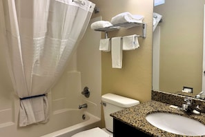 Articles de toilette gratuits, sèche-cheveux, serviettes fournies
