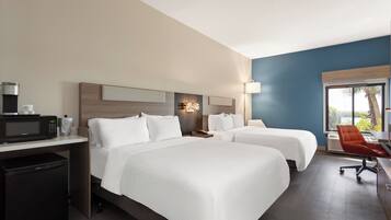 Standaard kamer, 2 queensize bedden, uitzicht op de baai | Donsdekens, een kluis op de kamer, een bureau, verduisterende gordijnen