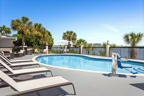 Una piscina al aire libre (de 08:00 a 22:00), sombrillas, tumbonas