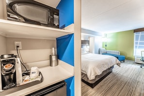 Standard-huone, 1 suuri parisänky (Additional Living Area) | Ylelliset vuodevaatteet, pillowtop-patjalliset sängyt, työpöytä