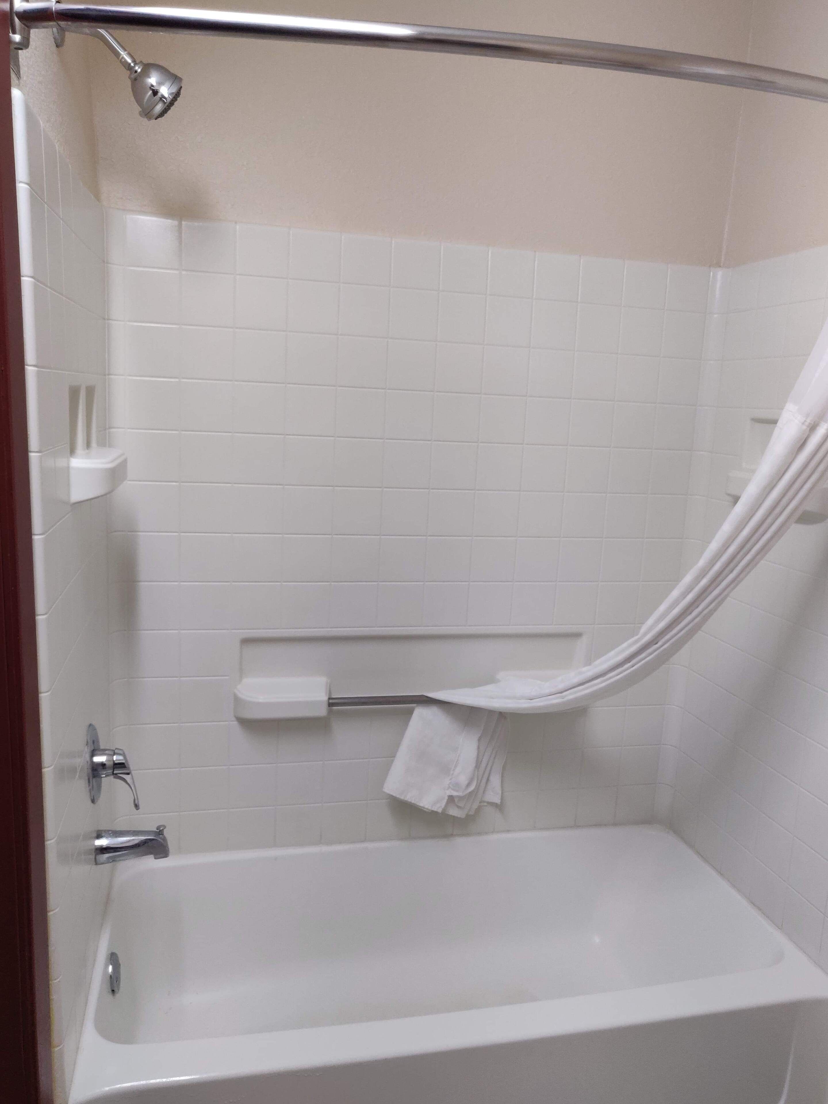 Un baño con bañera, ducha e inodoro.