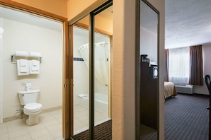 Combined shower/bathtub, hydromassage showerhead, free toiletries