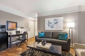 Suite junior, 2 camas matrimoniales, para no fumadores, refrigerador y microondas (with Sofabed) | 1 habitación, caja de seguridad en la habitación y escritorio 
