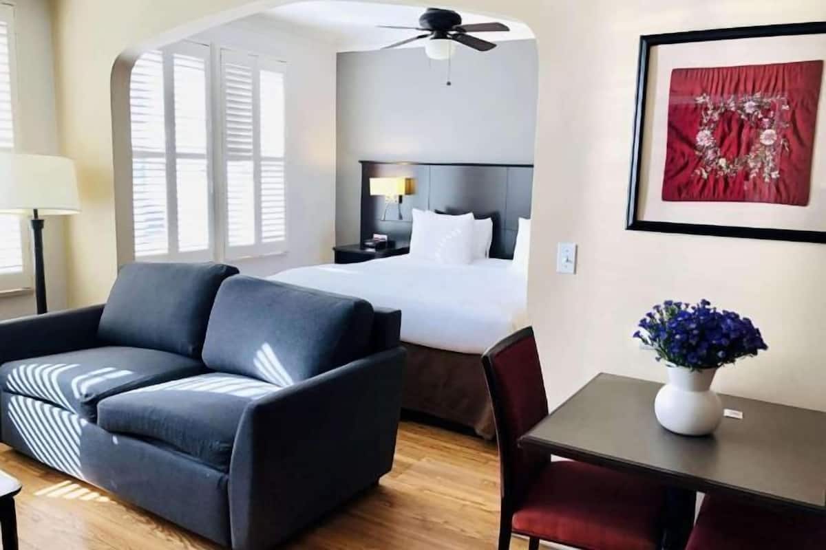 1 habitación, caja de seguridad en la habitación y escritorio