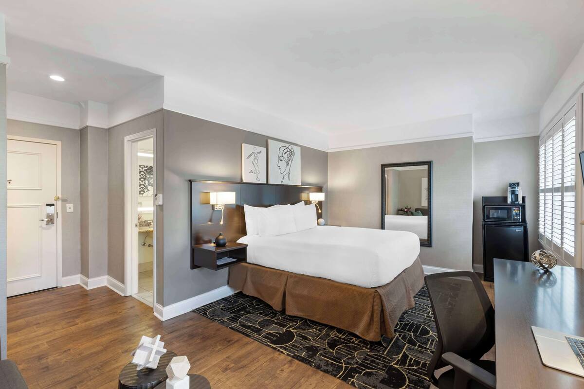 Standard Room, 1 King Bed, Non Smoking, Jetted Tub (with Sofabed) | In-room safe, desk, laptop workspace, iron/ironing board