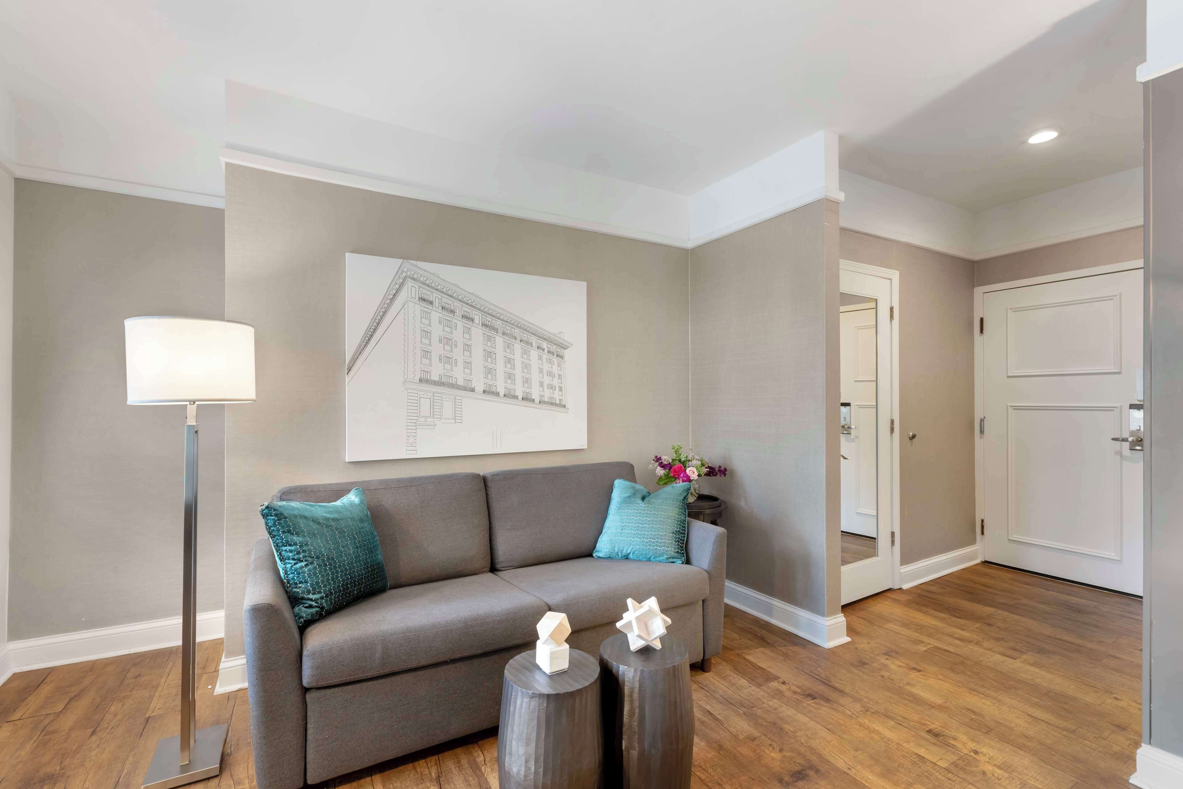 standard room, 1 king bed, non smoking, jetted tub (with sofabed) | 1 bedroom, in-room safe, desk, laptop workspace