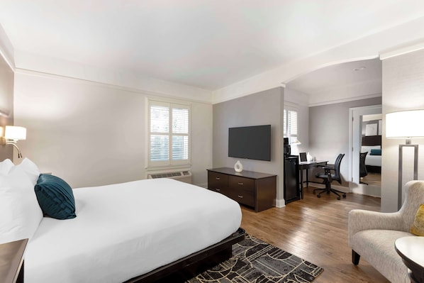 A modern hotel room with a large bed, a desk, a flat-screen TV, and a chair. - Best Western Plus Hawthorne Terrace Hotel (Chicago)