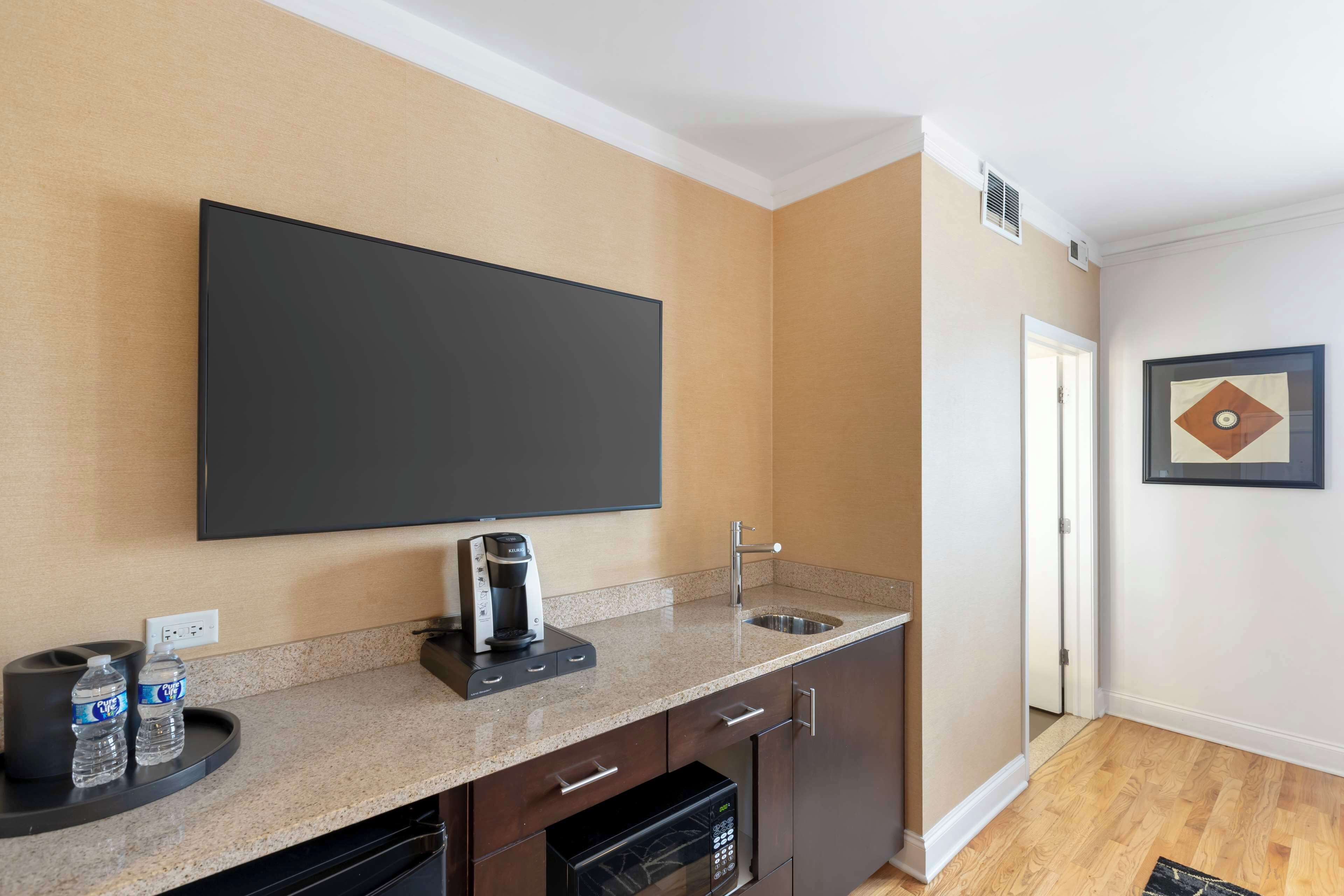 standard room, 1 king bed, non smoking, refrigerator & microwave | 1 bedroom, in-room safe, desk, laptop workspace