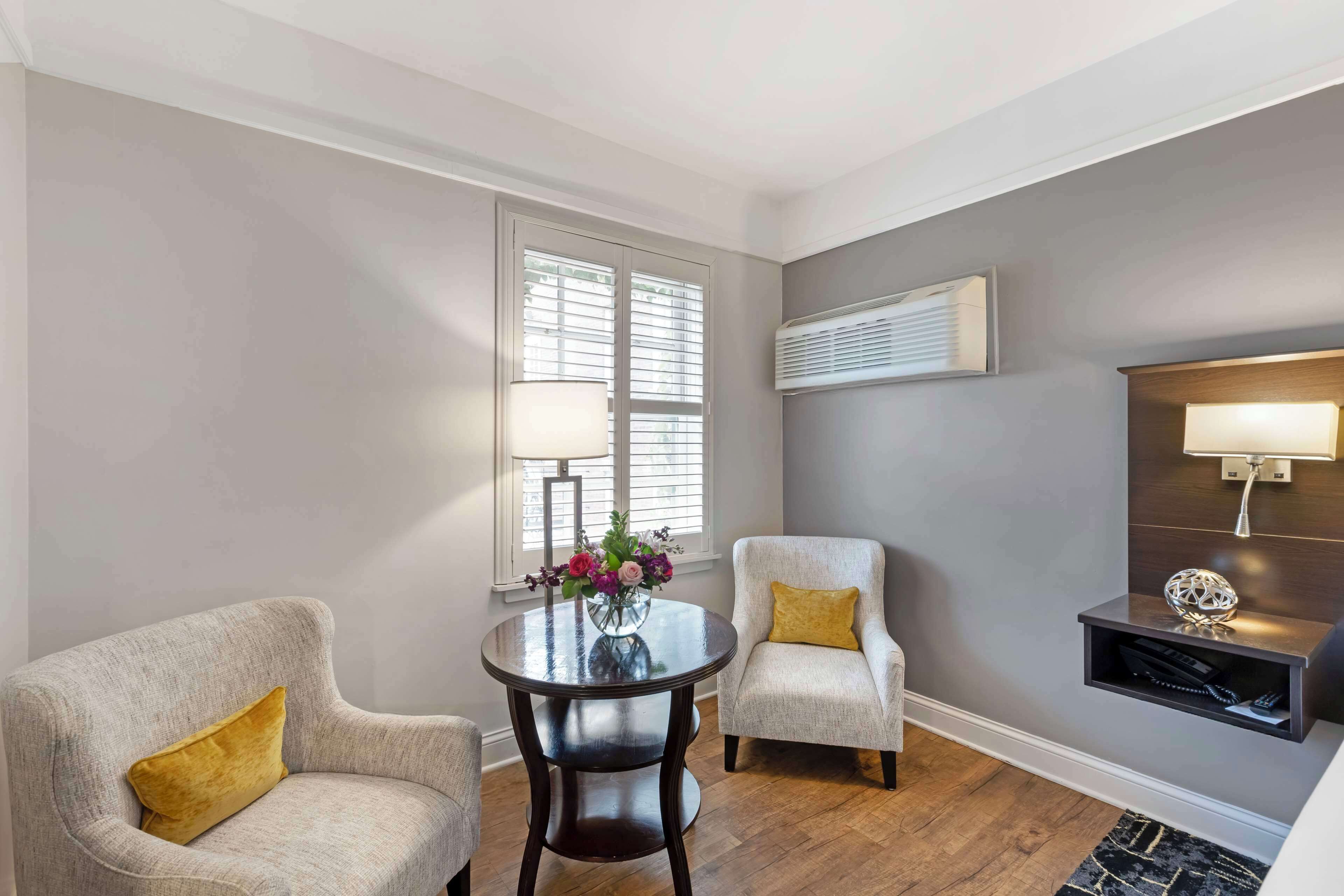 standard room, 1 king bed, non smoking, microwave | 1 bedroom, in-room safe, desk, laptop workspace