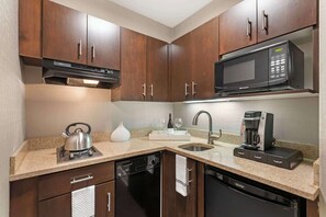 Suite, varias camas, cocineta, en edificio contiguo (Shower Only;with Single Sofabed) | Cocineta privada | Frigobar, microondas y cafetera y tetera 