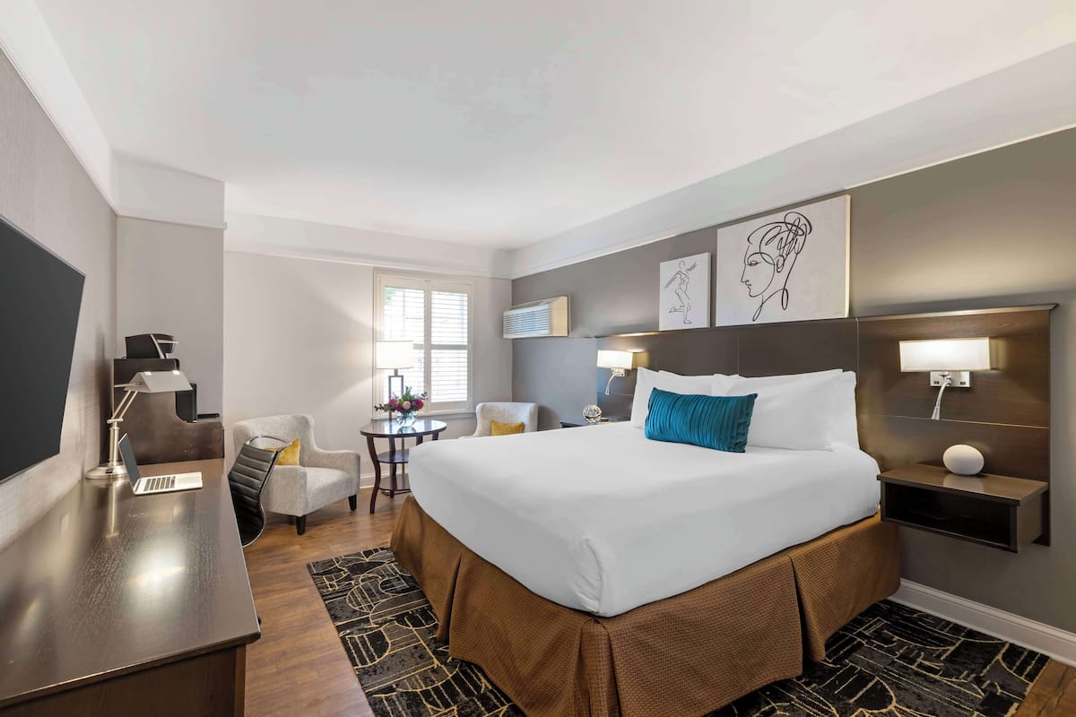 Standard Room, 1 King Bed, Non Smoking, Microwave | In-room safe, desk, laptop workspace, iron/ironing board