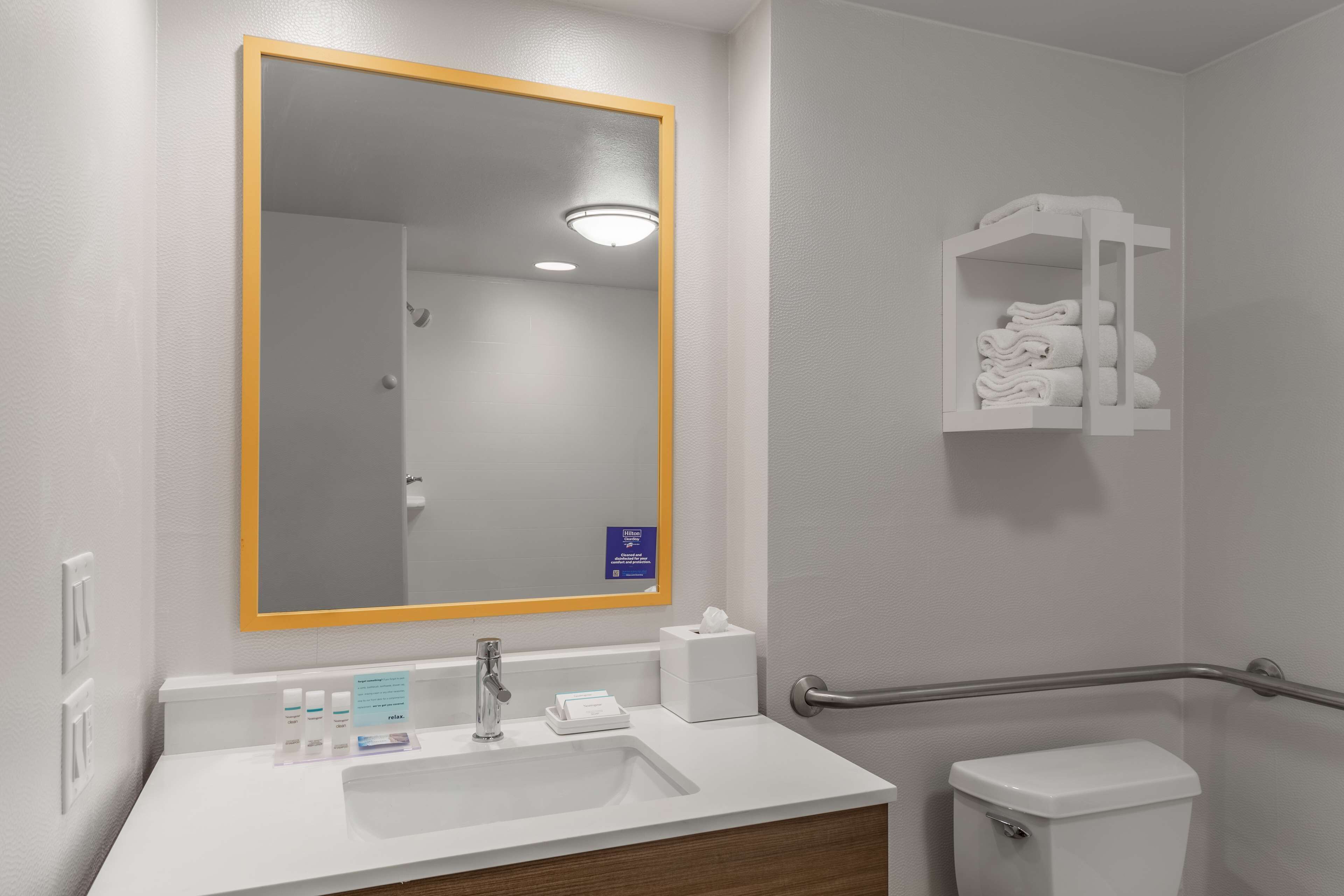 combined shower/bathtub, free toiletries, hair dryer, towels