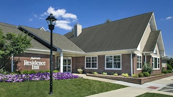 Un bâtiment en briques sur lequel on peut lire l’inscription : « Marriott Residence Inn ».