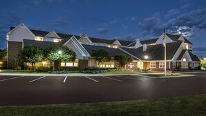 A large, multi-story hotel with a parking lot in front. - Residence Inn Cranberry Township Pittsburgh by Marriott (Warrendale)
