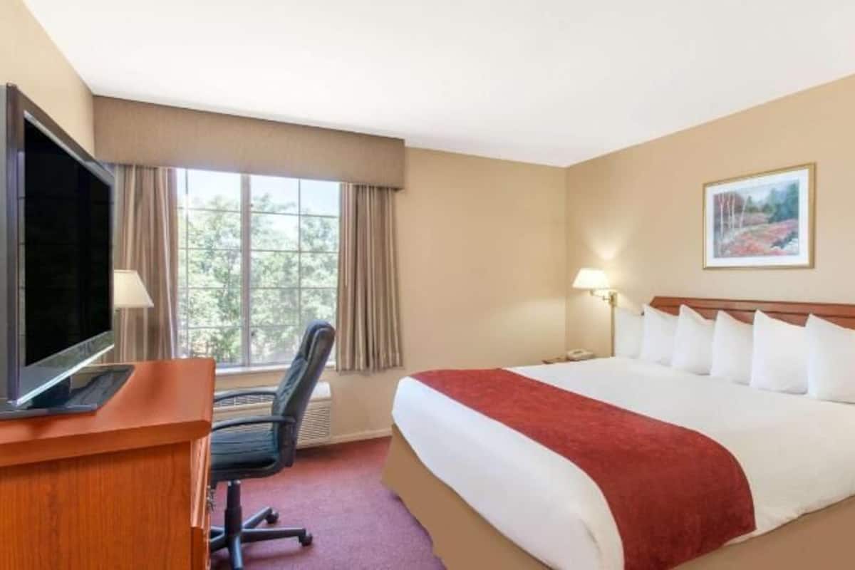 Desk, iron/ironing board, free cots/infant beds, free WiFi