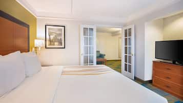 Suite, 1 habitación, no fumadores | Ropa de cama de alta calidad, edredones de plumas, escritorio
