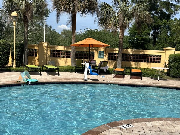 Una piscina al aire libre