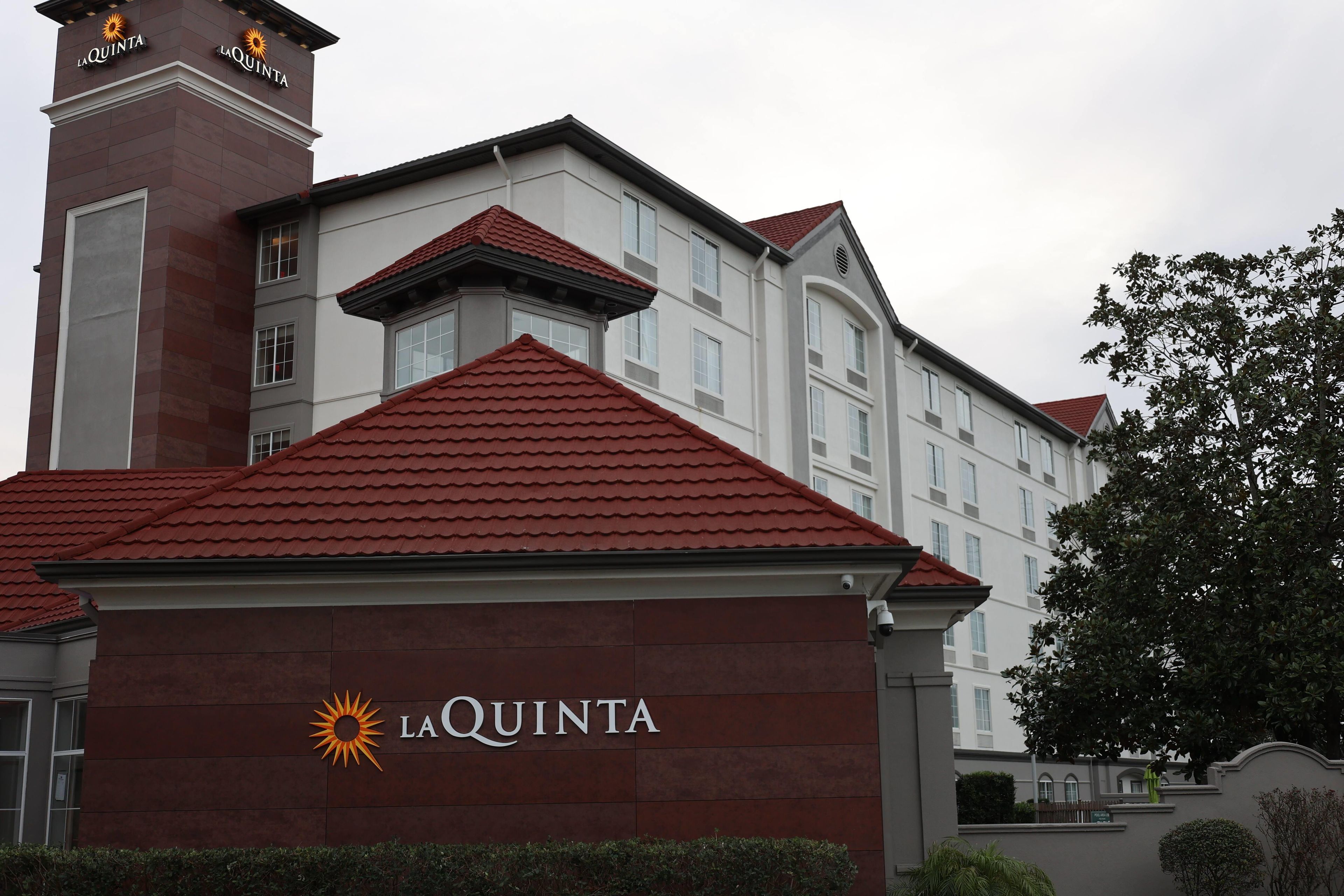 Un hôtel appelé La Quinta, reconnaissable à son toit rouge vif et à son clocher.