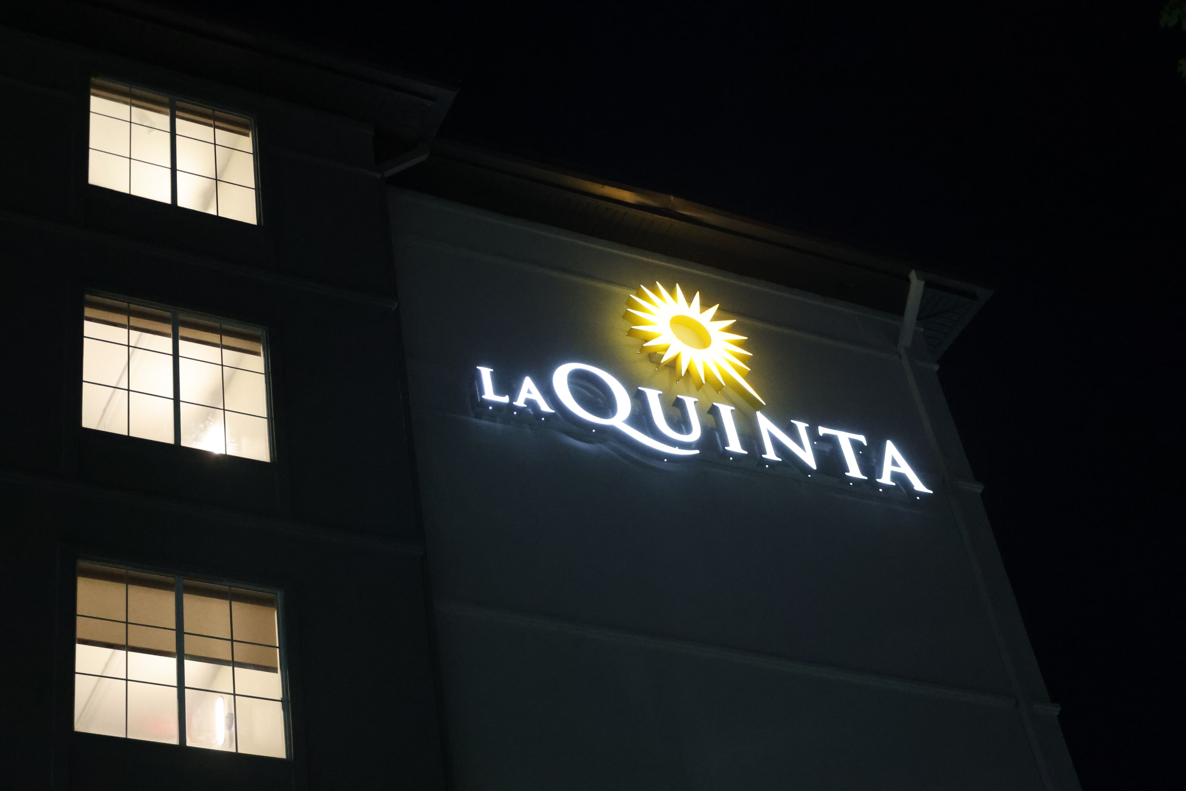 Ein Gebäude mit beleuchteter Beschilderung mit dem Schriftzug "LA QUINTA" und einem Sonnensymbol darüber.