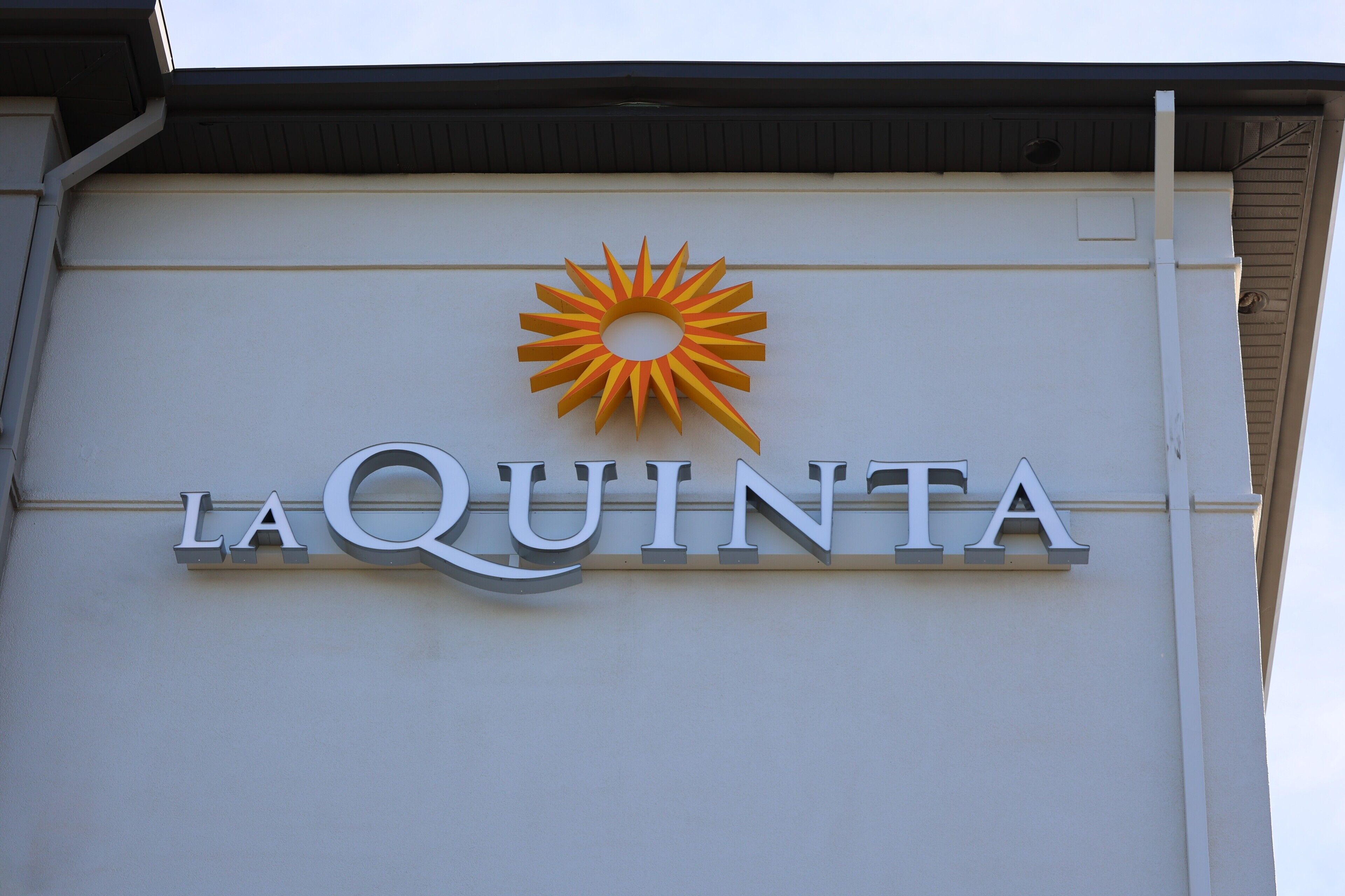 A building with a sign that reads "LA QUINTA".