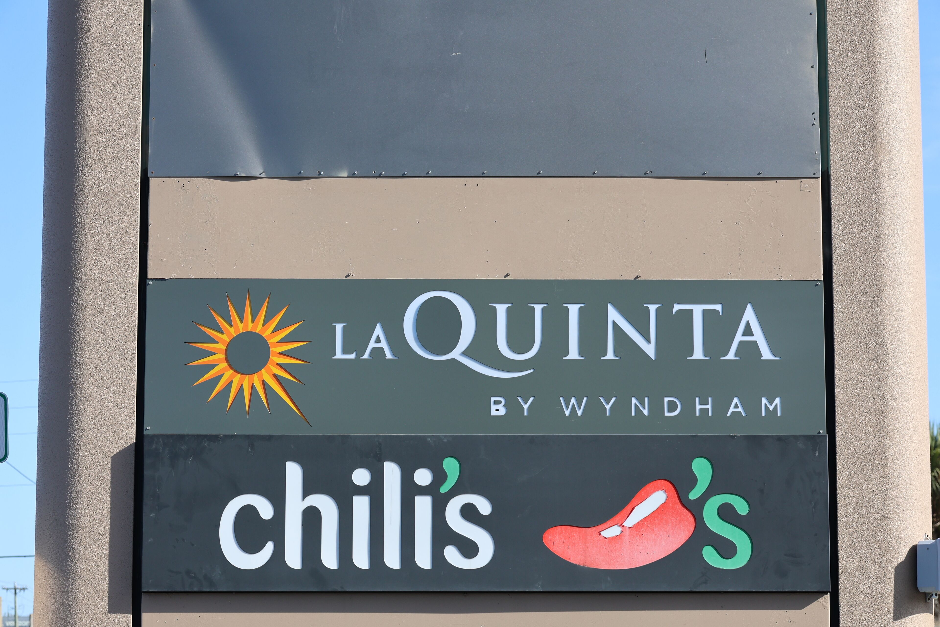 Señal de La Quinta by Wyndham con un logotipo de chile.