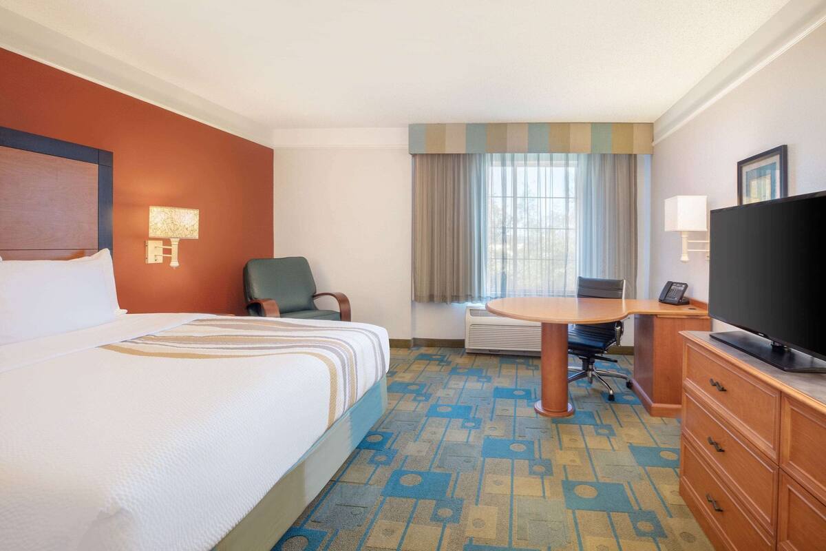Premium bedding, down comforters, desk, blackout drapes
