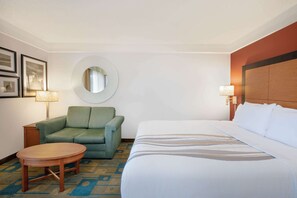 Habitación Deluxe, 1 cama King size, para no fumadores | Ropa de cama de alta calidad, edredón, escritorio y cortinas blackout 