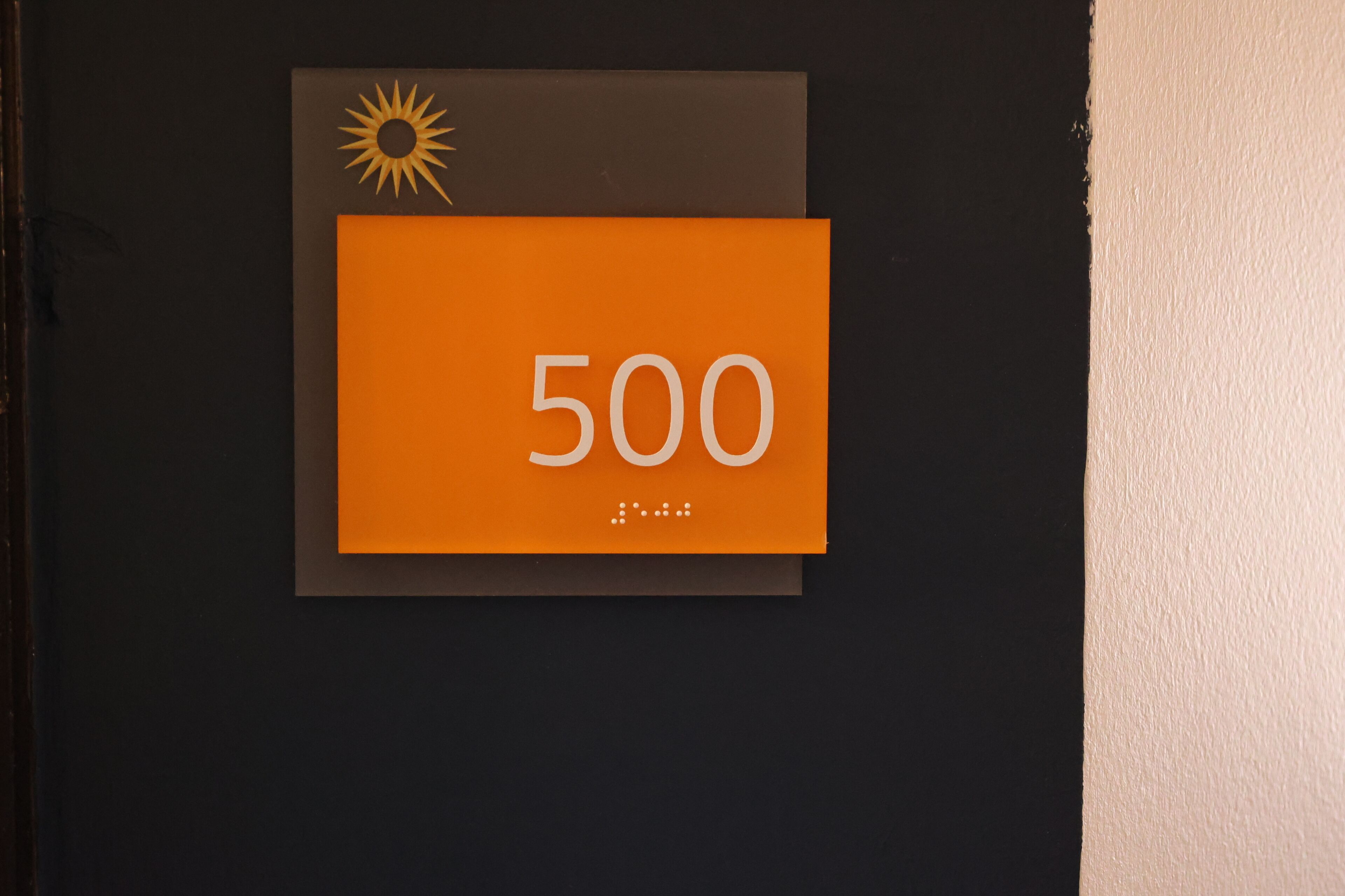 Un muro con un cartello che mostra il numero 500.