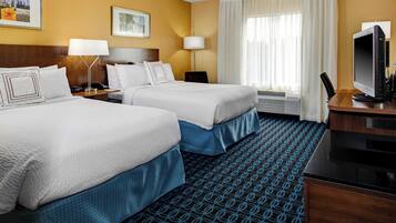 Bàn, màn/rèm cản sáng, bàn ủi/dụng cụ ủi quần áo