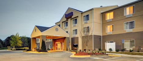 A hotel with a clear entrance, a sign indicating a 0-clearance area, and a parking lot.