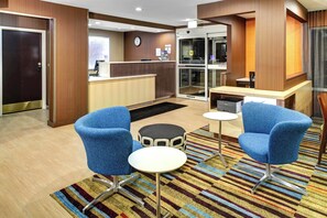 Lobby lounge - Fairfield Inn & Suites by Marriott Atlanta Suwanee (Suwanee)