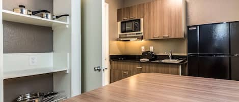 Frigorífico, microondas y cafetera o tetera