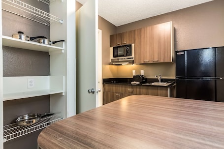 Fridge, microwave, oven, coffee/tea maker. Studio 6 Dallas, TX - Northwest