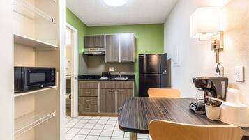 Refrigerador, microondas y cafetera y tetera