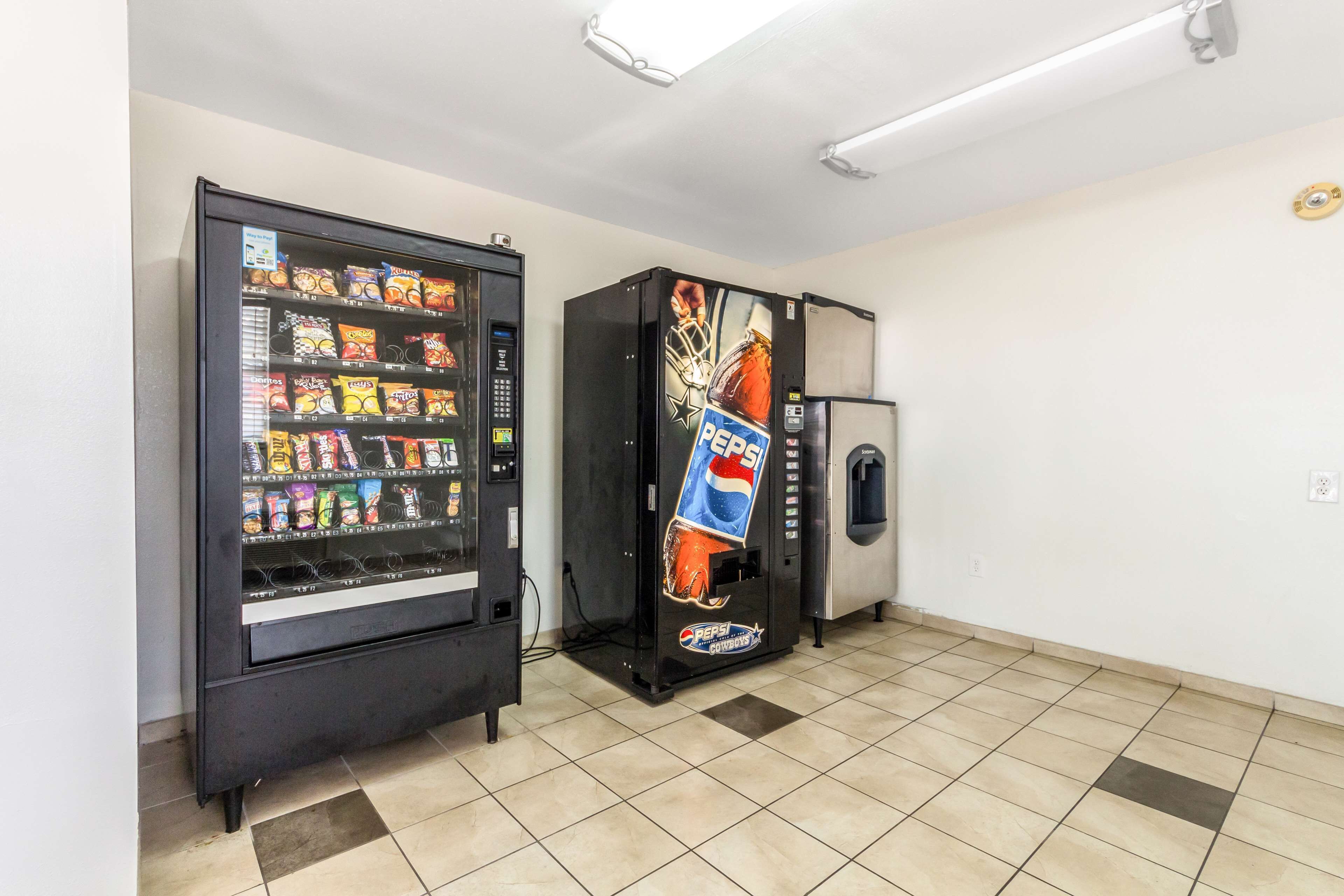 Ein Automatenbereich mit einem Pepsi-Kühlschrank und einem Snackautomaten.