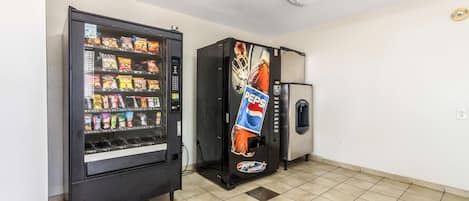 Ein Automatenbereich mit einem Pepsi-Kühlschrank und einem Snackautomaten.