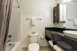 Shower, towels - Studio 6 Dallas, TX - Northwest (Dallas)